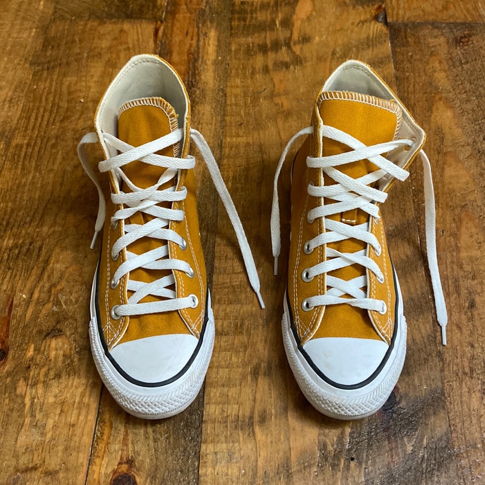 Chuck Taylor All Star Classic in Orange, Womens 7.5